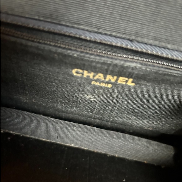 Chanel Black Shoulder Bag with Gold Chain - Picture 5 of 14